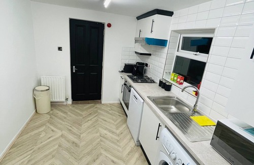 Oxford Apartment | Oxford Charm Apartment-comfort in Prime Location