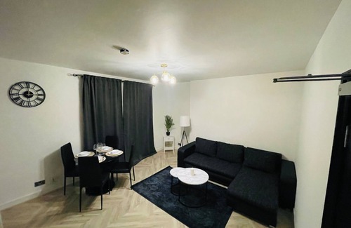 Oxford Apartment | Oxford Charm Apartment-comfort in Prime Location