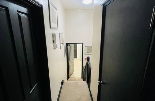 Oxford Apartment | Oxford Charm Apartment-comfort in Prime Location