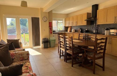 Headington House | Oxford Ensuite Villa Park View Free Parking Central Headington for 8