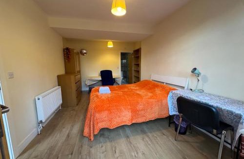Headington House | Oxford Ensuite Villa Park View Free Parking Central Headington for 8