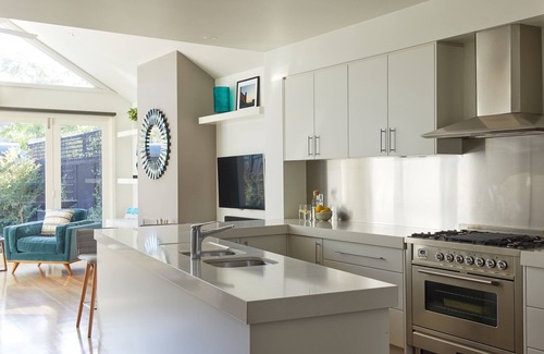Port Melbourne House | Oxley (Walk to Beach)