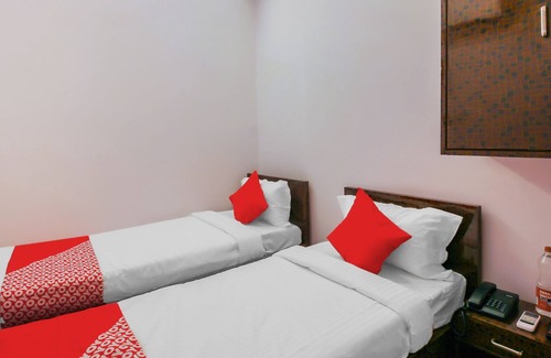 Hyderabad Hotel | OYO 17168 Hz Lodge