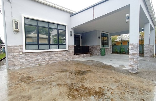 Kuching Apartment | OYO 90203 Emma Sukma Homestay