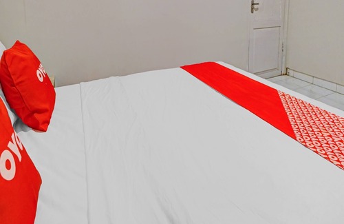 Klojen Hotel | OYO 90793 Btc Guest House Syariah