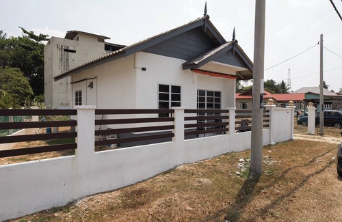 Jambi House | OYO 90976 Pantaistay baturakit