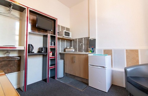 Newcastle-upon-Tyne Apartment | OYO Bentleys Hotel Standard Triple Room