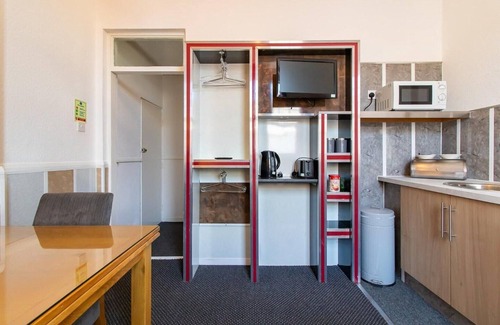 Newcastle-upon-Tyne Apartment | OYO Bentleys Hotel Standard Triple Room