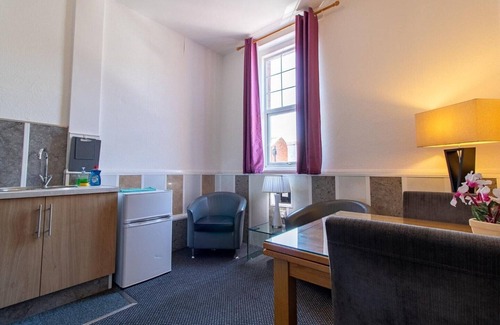 Newcastle-upon-Tyne Apartment | OYO Bentleys Hotel Standard Triple Room