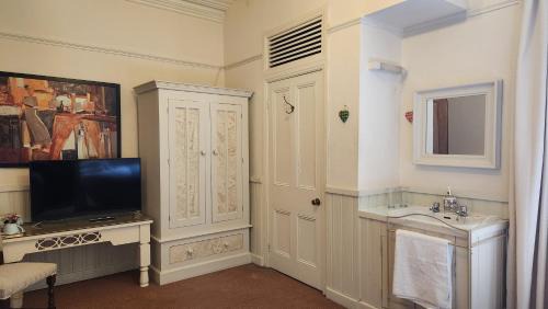 Trafford House | OYO Cornerstone Manor Hotel