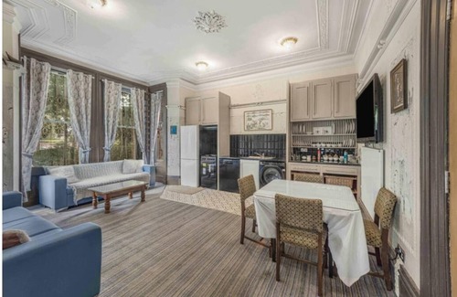 Trafford House | OYO Cornerstone Manor Hotel