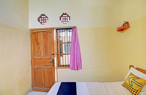 Buleleng Hotel | OYO Life 92954 Shanti Kost
