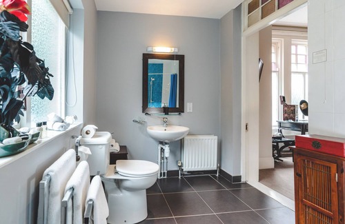 Holywood Hotel | OYO Rayanne House Guest Accommodation