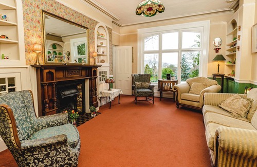 Holywood Hotel | OYO Rayanne House Guest Accommodation