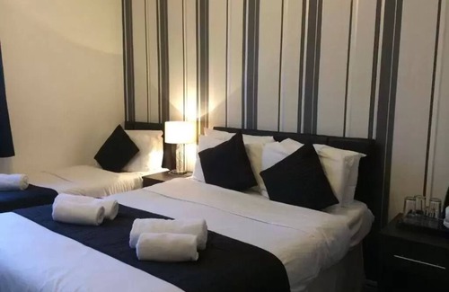 Heston Central Hotel | OYO The Firs Lodge