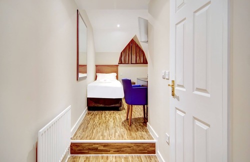 Kennford Hotel | OYO The Gissons Hotel