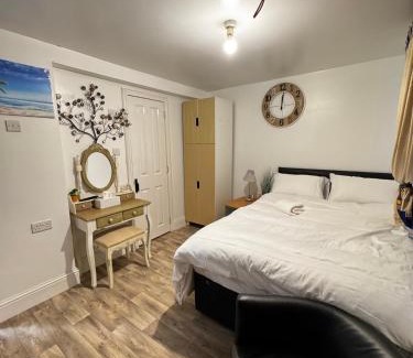 Farnworth Hotel | OYO Unique Guestroom - Farnworth, Easy Access to Bolton