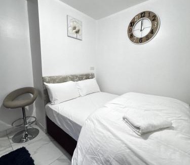 Farnworth Hotel | OYO Unique Guestroom - Farnworth, Easy Access to Bolton