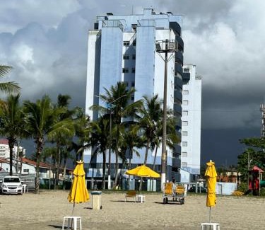 Centro Apartment | Pé na Areia com serviço de praia, Bertioga