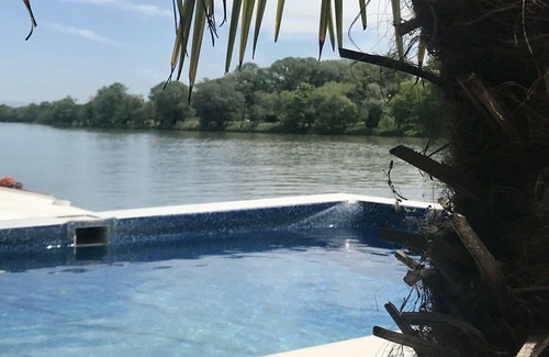 Villeneuve-les-Avignon Bed & Breakfast | Péniche le Hasard
