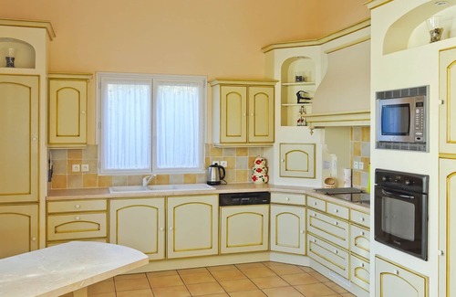 Pezenas Villa | Pézenas Villa. 25-35% OFF Sept. AirCon in Bedrooms, Private Pool, Walk to Town