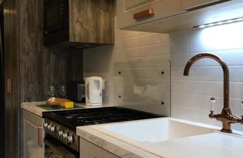 Bethesda House | P57 - Riverside Family Pod with Hot Tub