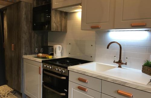 Bethesda House | P57 - Riverside Family Pod with Hot Tub