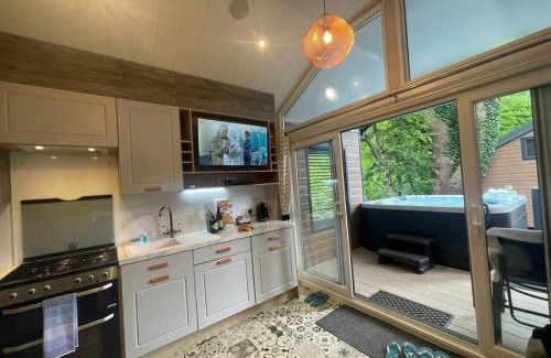 Bethesda House | P74 - Riverside Family Pod with Hot Tub