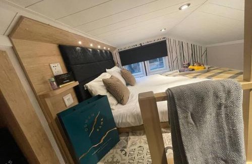 Bethesda House | P76 - Riverside Family Pod with Hot Tub