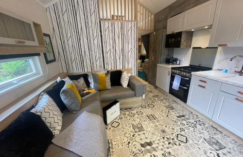 Bethesda House | P76 - Riverside Family Pod with Hot Tub