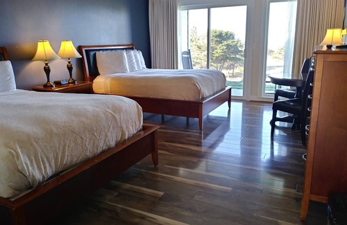 Gold Beach Hotel | Pacific Reef Hotel & Light Show