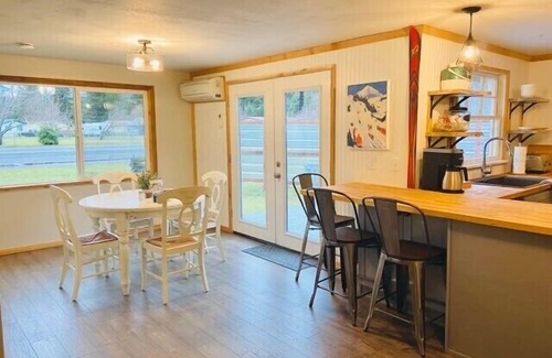 Packwood House | Packwood’s BaseCamp@MtRainier 2bd/2bth-pets
