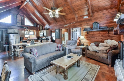 Branson Cedars Cabin | Paddle Over to Canoe Crossing | 3 Bed, 3 Bath