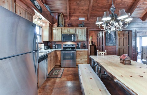 Branson Cedars Cabin | Paddle Over to Canoe Crossing | 3 Bed, 3 Bath