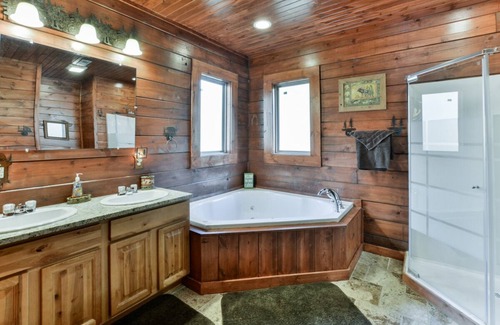 Branson Cedars Cabin | Paddle Over to Canoe Crossing | 3 Bed, 3 Bath