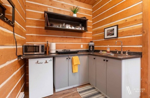 East Kootenay Hotel | Paddlers Inn - Canoe Shop | Rustic | Quaint | Cozy