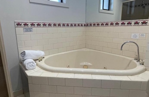 Echuca Hotel | Paddlewheel Motel