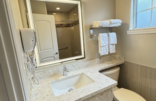 Munras Avenue Hotel | Padre Oaks