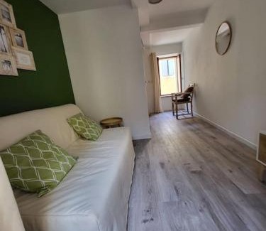 Fleury Apartment | Paisible maison de village avec terrasse