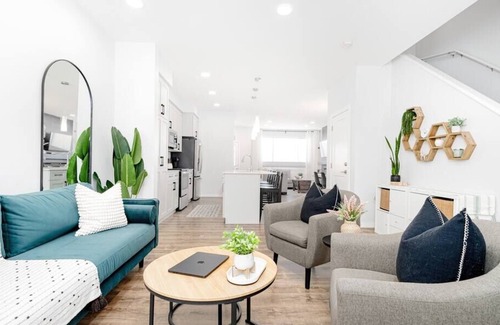 Southwest Edmonton House | Paisley. Sleeps 6. Dog Friendly. A/C