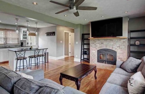 Seymour House | Palace of Porterfield awaits you in Seymour, central to Knoxville/Pigeon Forge!