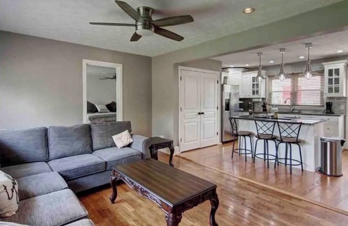 Seymour House | Palace of Porterfield awaits you in Seymour, central to Knoxville/Pigeon Forge!