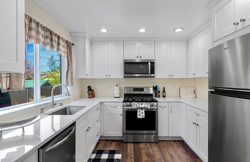 Seattle Hill-Silver Firs House | PALACE VILLA: Palace Villa: Central AC & modern, private yard