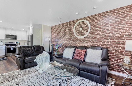 Seattle Hill-Silver Firs House | PALACE VILLA: Palace Villa: Central AC & modern, private yard