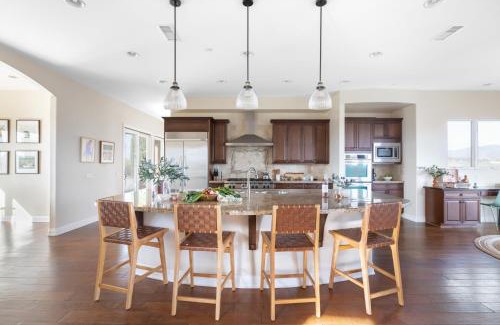 Temecula Villa | Palazzo Del Sol By AvantStay Breathtaking Home w Mountain Views Hot Tub