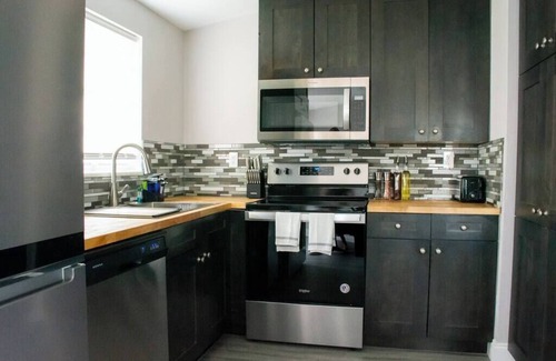 Interchange Square House | Palm Bay Coastal Chef House 3B 2Bth 10min to Beach