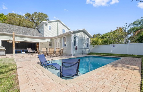 Palm Harbor House | Palm Harbor Retreat! Heated Pool, Game Room, Bikes, Kayaks & Near Beaches – Perfect Family Getaways!