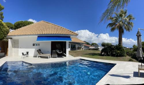 Vilassar de Dalt Bed & Breakfast | Palm Maresme - Suite with bathroom and terrasse with ocean views in a private villa