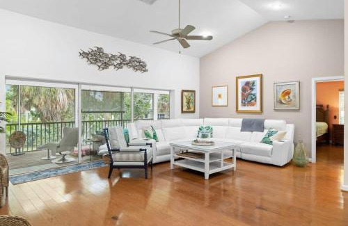 Sanibel House | Palm Paradise- Charming Island Bungalow in Downtown Sanibel