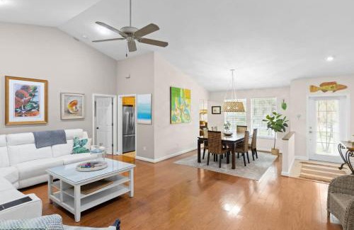 Sanibel House | Palm Paradise- Charming Island Bungalow in Downtown Sanibel